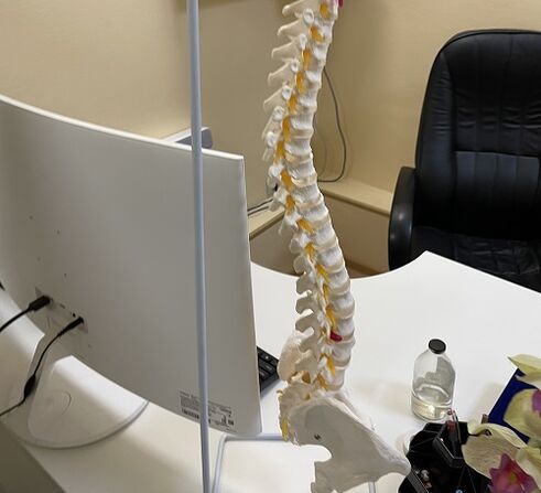 La hernie intervertébrale de la colonne lombaire est une raison pour subir une intervention chirurgicale