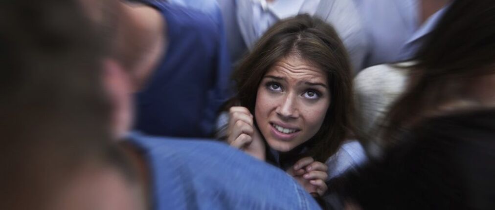 La condition alarmante d'une femme peut être causée par une ostéochondrose cervicale