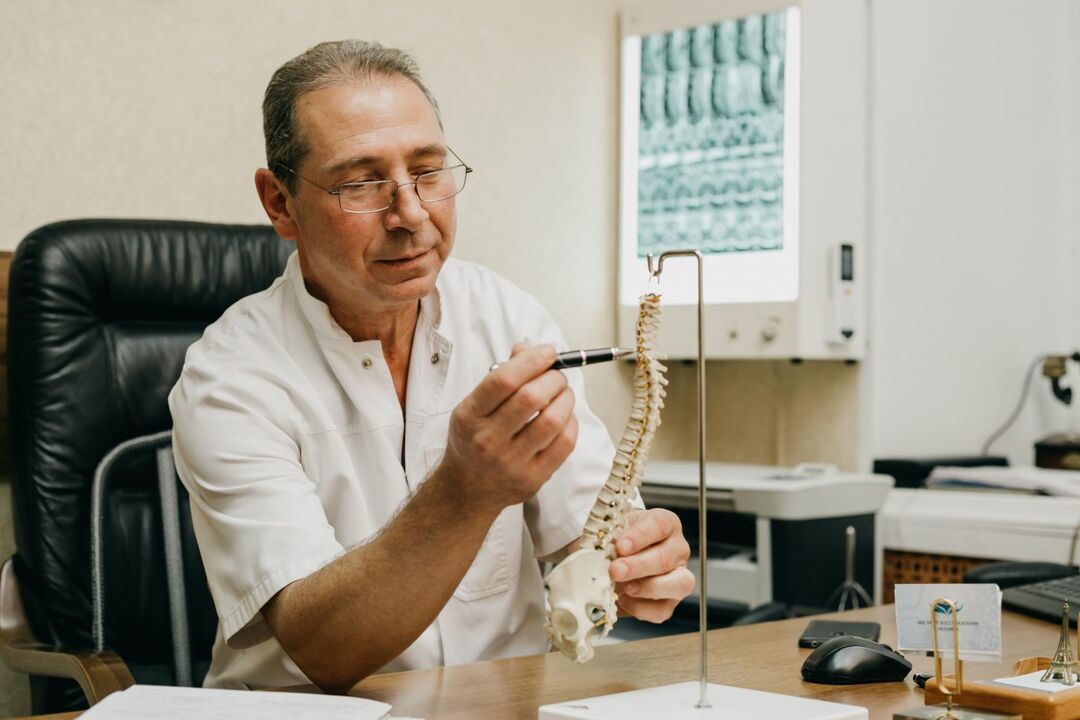 Le médecin explique les caractéristiques du traitement de l'ostéochondrose de la colonne thoracique